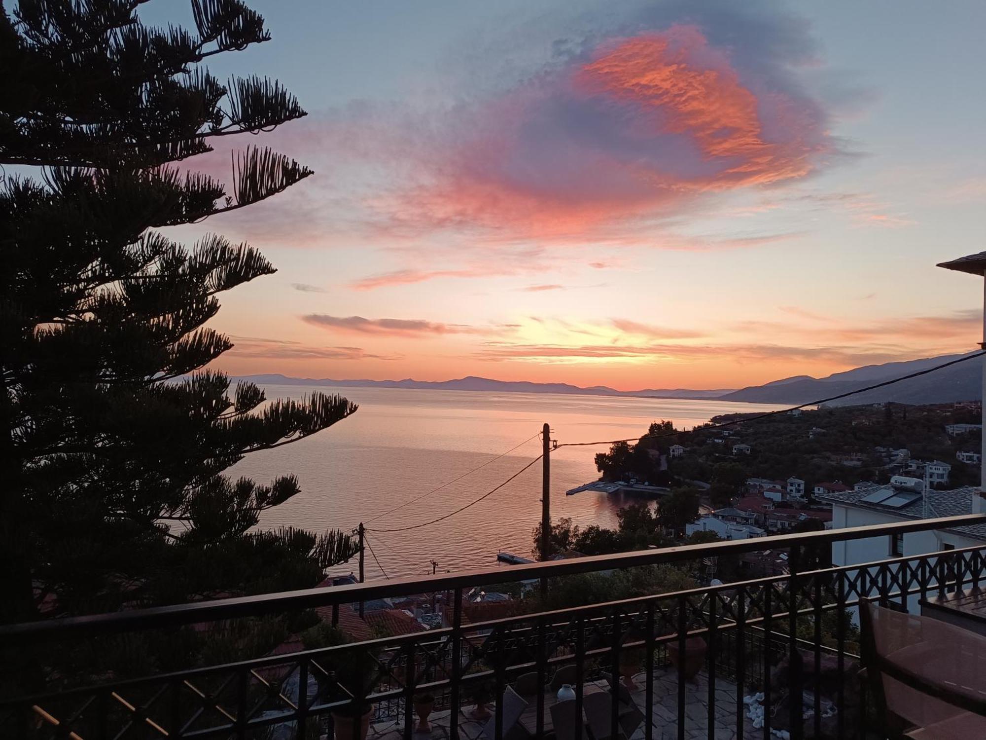 Mesonisi Με Υπέροχη Θέα Στον Παγασητικό!! Villa Áfissos Eksteriør bilde
